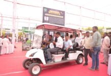 बारामतीत कृषी प्रदर्शनास शेतकऱ्यांचा उत्स्फूर्त प्रतिसाद ; ईव्ही ट्रॅक्टर ठरले आकर्षण