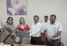 उपमुख्यमंत्र्यांच्या हस्ते शिवनगर विद्याप्रसारक मंडळाला १०१ लॅपटॉपचे हस्तांतरण