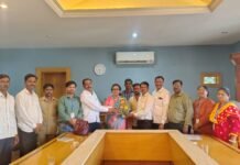 रेशीम उद्योग विकासाला नवी दिशा… मैसूरहून आलेल्या तज्ज्ञ मान्यवरांनी घेतला बाजार समितीच्या अद्यावत कामकाजाचा आढावा…