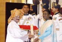 गावगाड्याचा कलावंत राष्ट्रपतींच्या हस्ते पद्मश्रीने सन्मानित; तमाशासम्राट रघुवीर खेडकर यांच्या जीवनगौरवाचा अभिमानास्पद क्षण