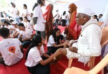 पंढरीच्या वाटेवर वारकऱ्यांना चालण्याचे बळ देणारा चरणसेवा उपक्रम