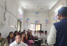 व्हिजन सायन्स अकॅडमीत विद्यार्थ्यांना प्रा. मनोज वाबळे सरांचे जोशपूर्ण मोटिवेशन