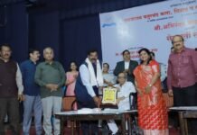 तुळजाराम चतुरचंद महाविद्यालयात रजिस्ट्रार अभिनंदन शहा यांचा सेवापूर्ती कार्यक्रम संपन्न